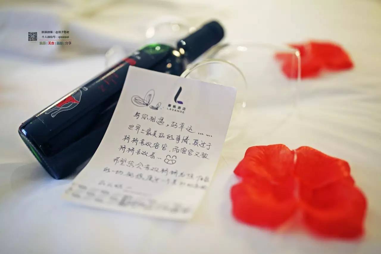 这一家酒店有门童，叫“白手套”。