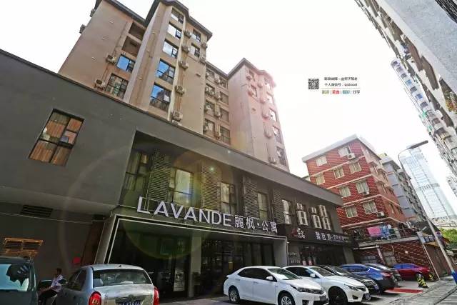 这一家酒店有门童，叫“白手套”。