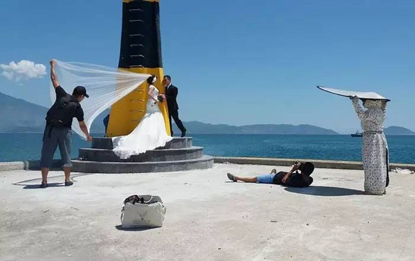 婚纱照俏皮可爱拍照姿势,摄影师给别人拍照的姿势