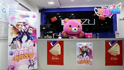 百货大楼女主播巨幕直播送礼引起大量群众围观