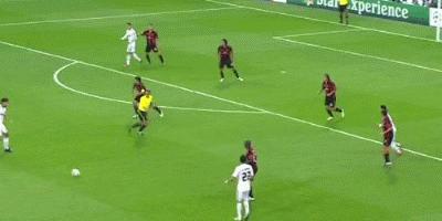 动作夸张搞笑的足球裁判,足坛中与裁判的十个搞笑瞬间