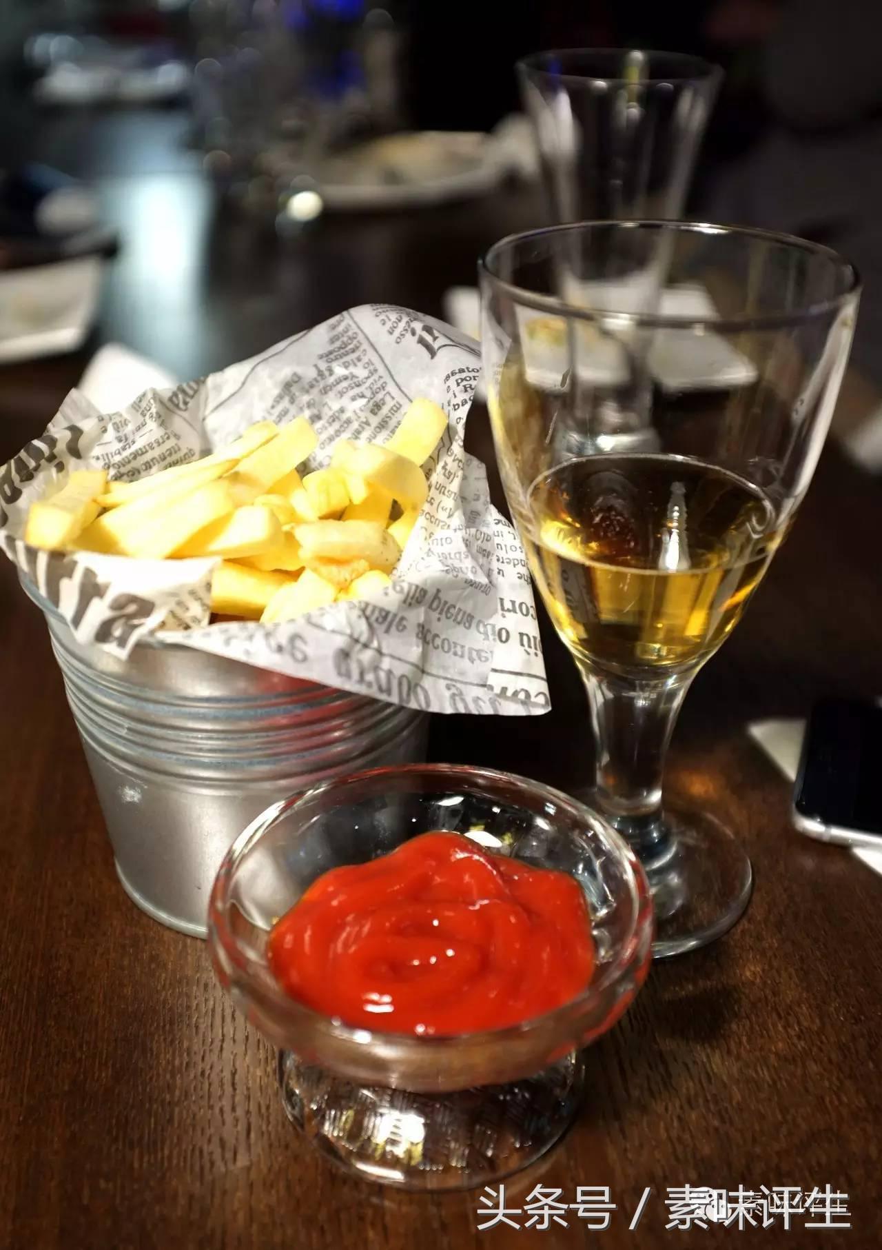 足球元素的酒吧,天空休闲足球酒吧