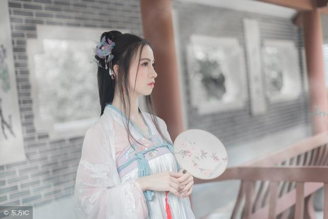 小说：穿成流放老妇，她半路上开启空间买买买，为以后基建做准备