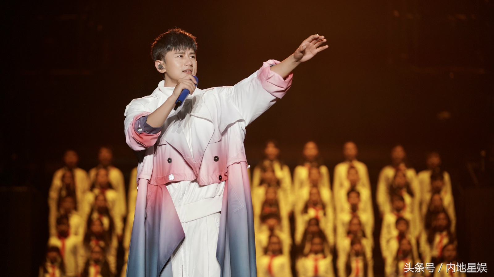 张杰演唱会大型蹦迪现场带墨镜,张杰鸟巢演唱会和明星一起蹦迪