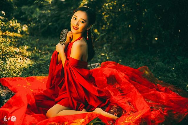 小说：她接下皇榜，还自信满满的许诺，她一定能治好皇帝的病