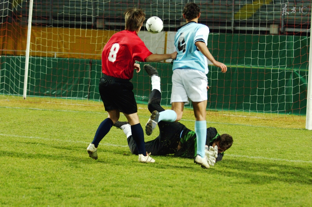 小说：华夏小将被重点盯防，主教练绝望：除了你别人都是废材