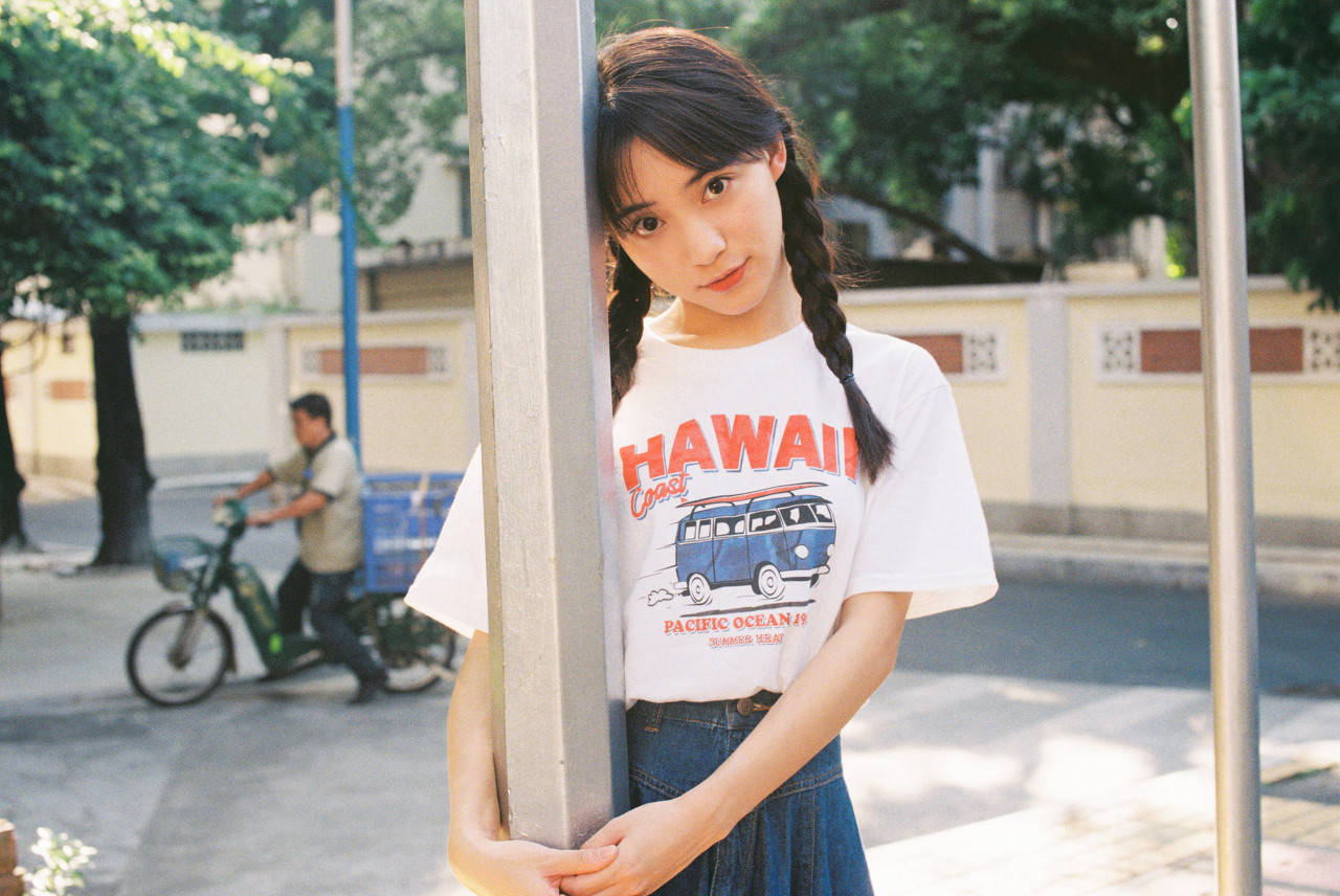 美食博主吃麻辣兔头和无骨鸡爪,试吃四川麻辣兔腿