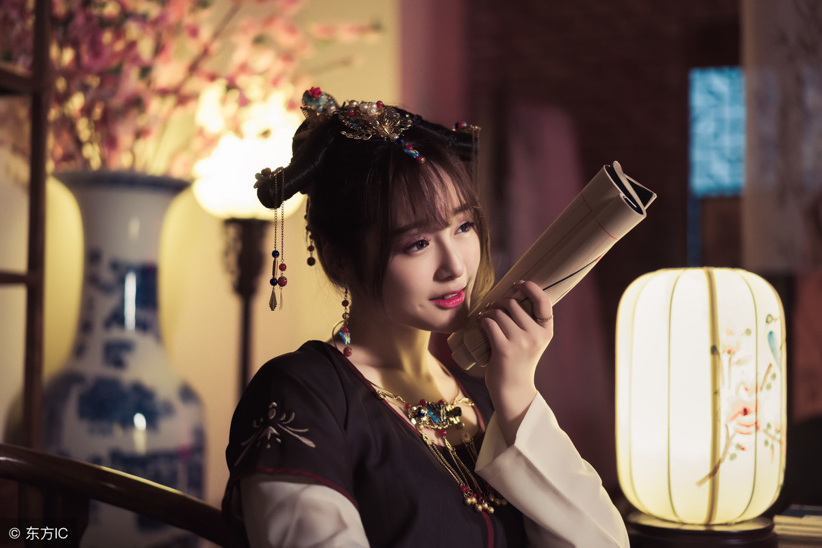 小说：即使是皇上眼前红人，背后也得畏畏缩缩：他的心思太歹毒