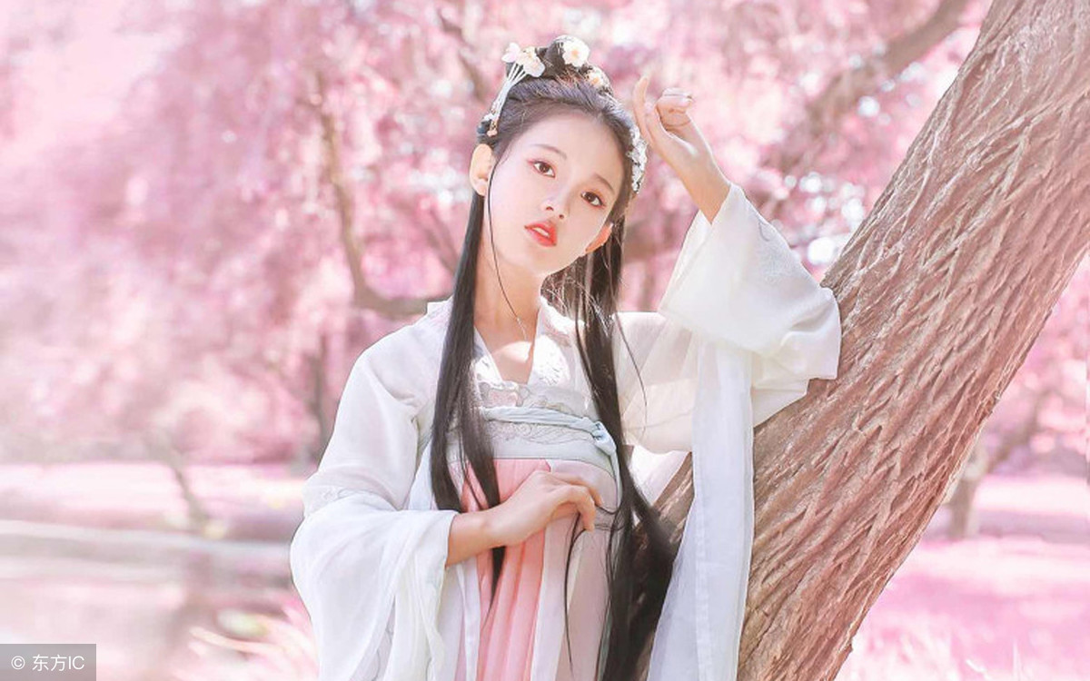 小说：她未婚生子回宫，被宫女阻拦，儿子发怒：大婶，别动我妈