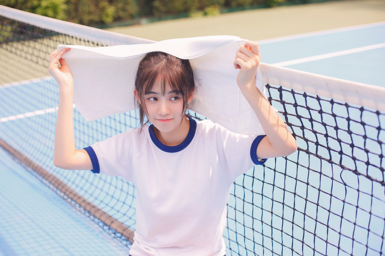 小说：她忽的抱住他的腰，他又惊又怒：就知道你一直觊觎朕的美貌