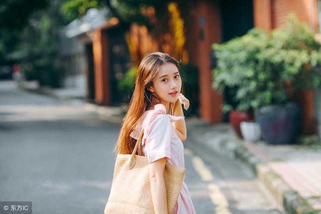 故事：她要跟室友的大哥相亲，对方因为有事没有来