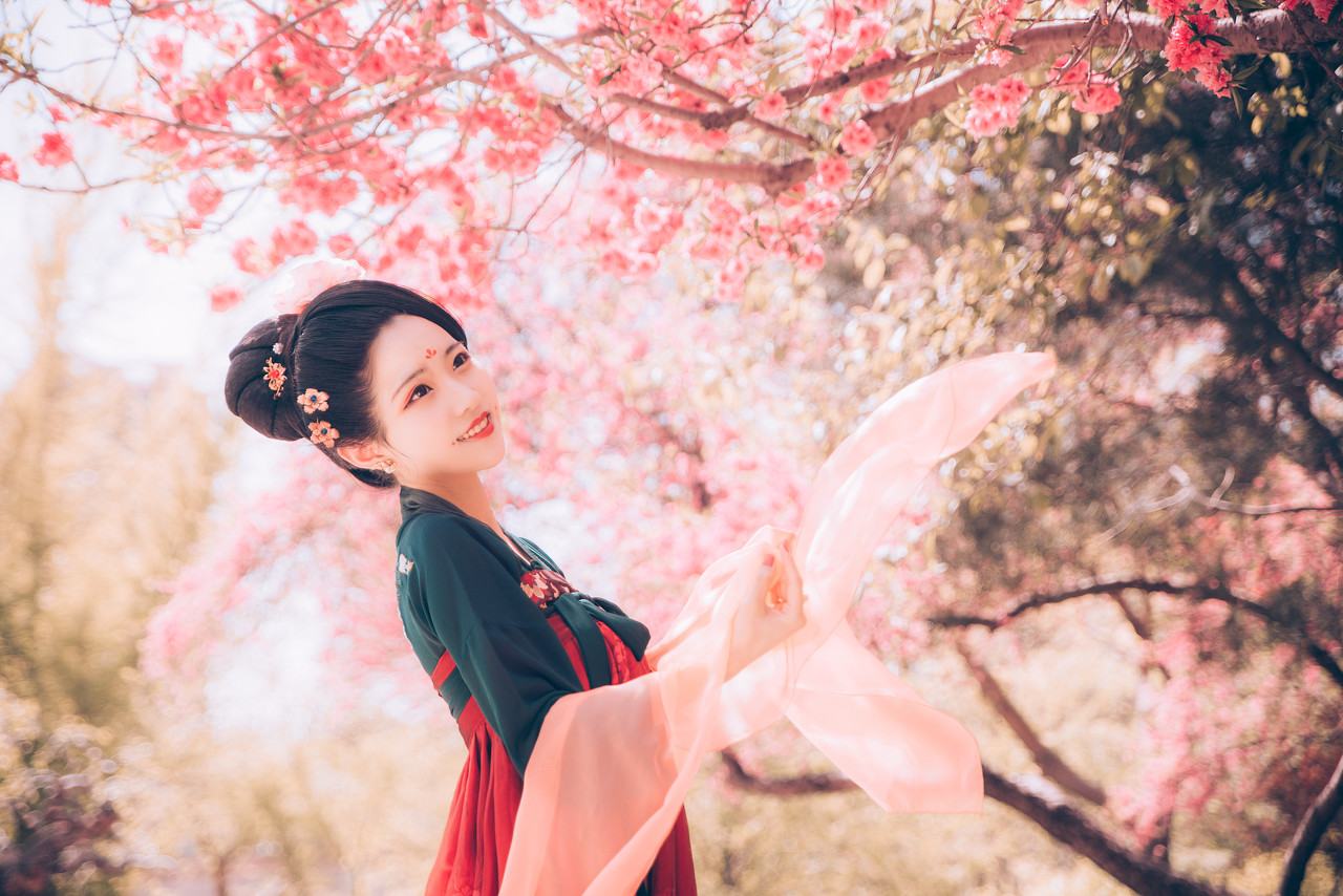 小说：他是仙宗宗主，一听五大门派要杀女魔头，慌了：谁敢动她？