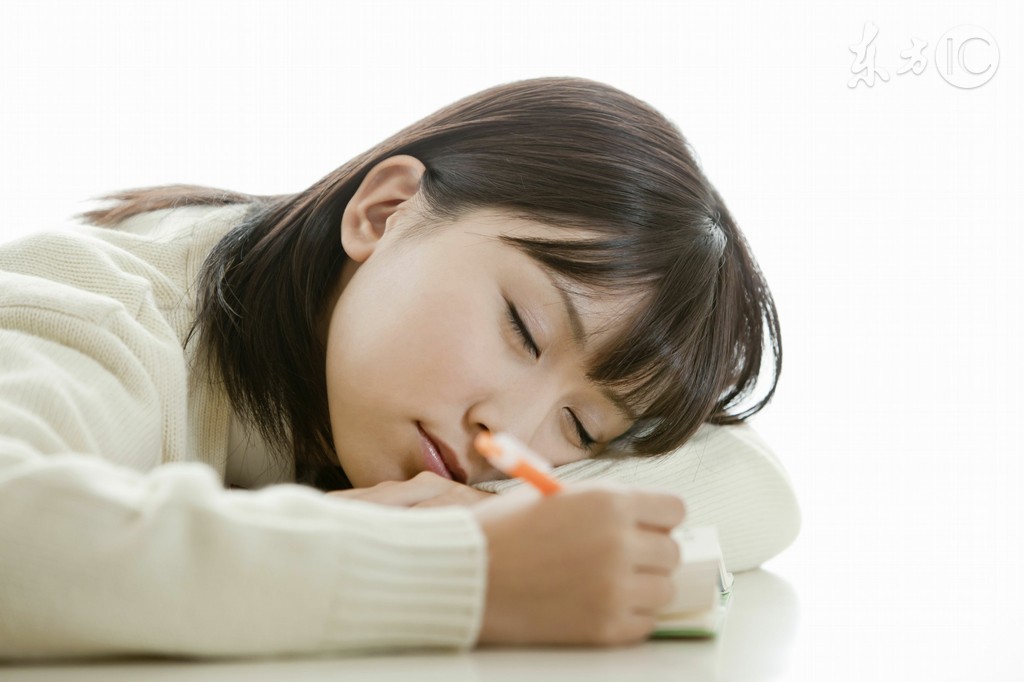 小说：美女老板惹了小伙，还想让小伙留下来陪自己，主动请他吃饭