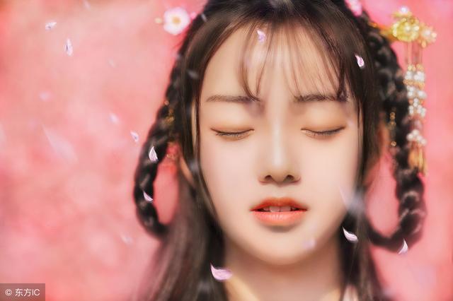 小说：他不知道现在该怎么面对她，只想绕开，避免两人见面尴尬