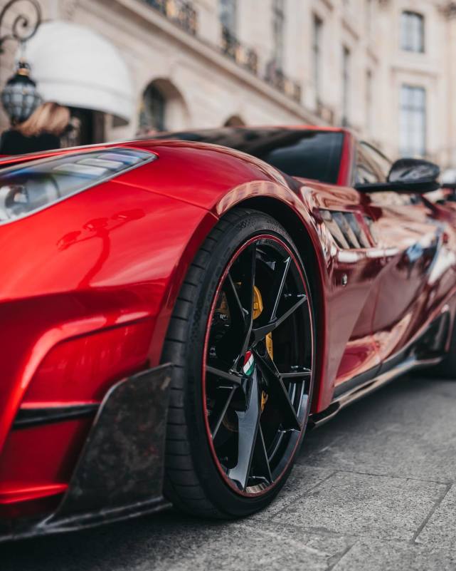 法拉利812迈莎锐版街拍 (法拉利812迈莎锐街拍)