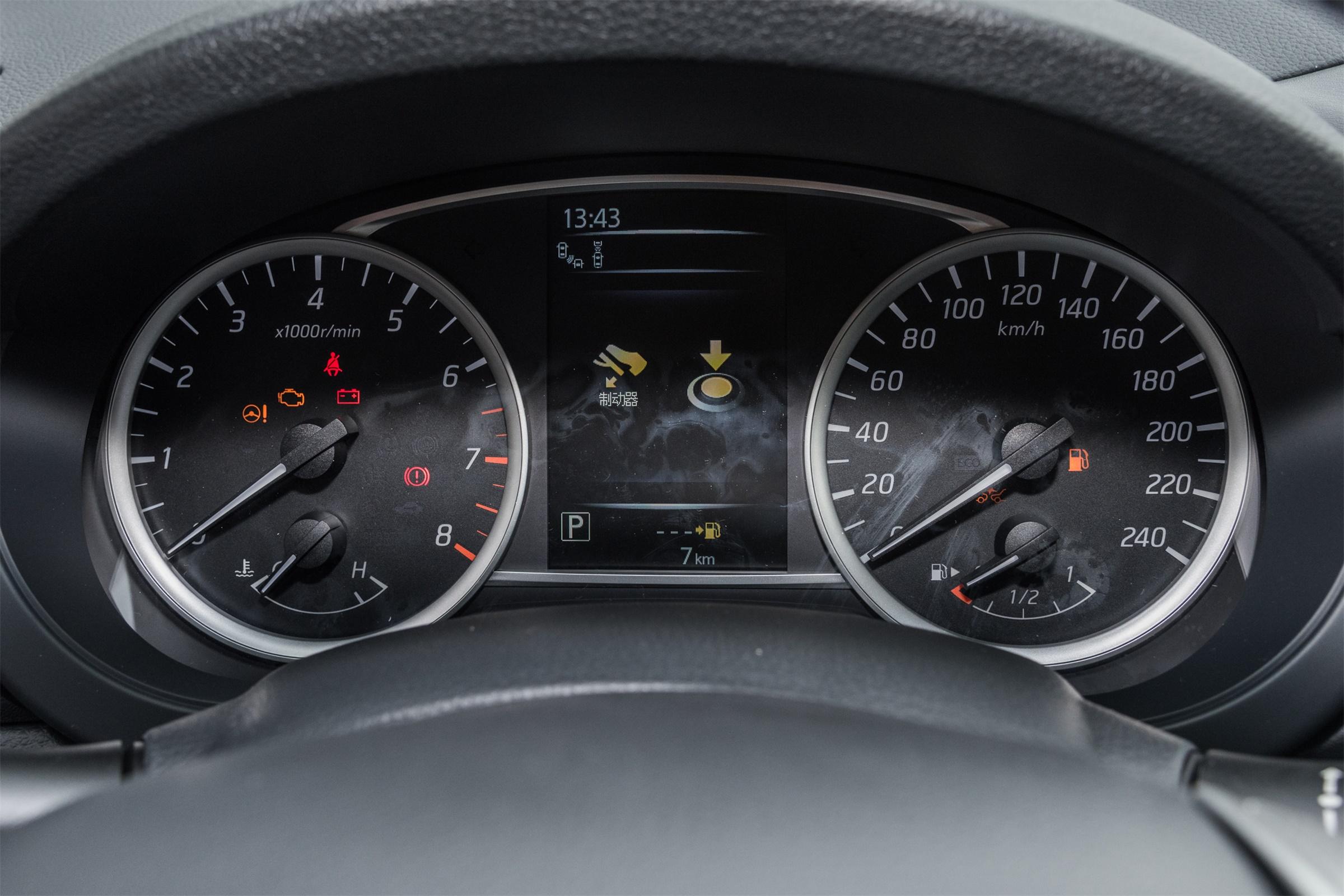 省油，空间大，座椅柔软舒适，9.99万起售，体验日产骐达TIIDA