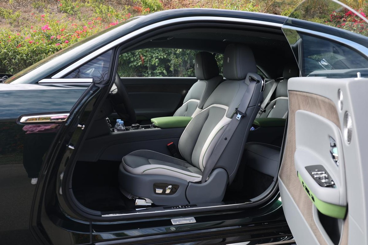 体验劳斯莱斯新款闪灵,闪灵劳斯莱斯v12