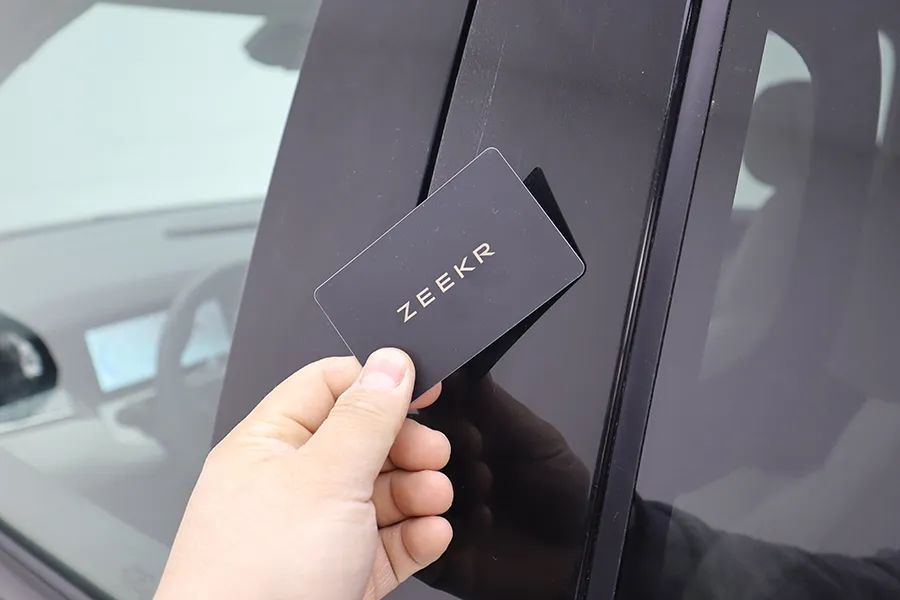 极氪009：前后三排都是主座，开到哪儿都是焦点！