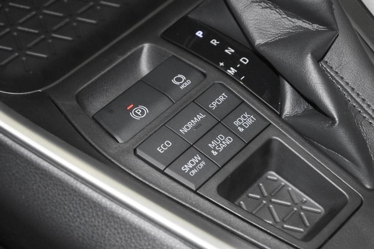 威兰达2.0l两驱领先版真实油耗,最新23款丰田威兰达的讲解