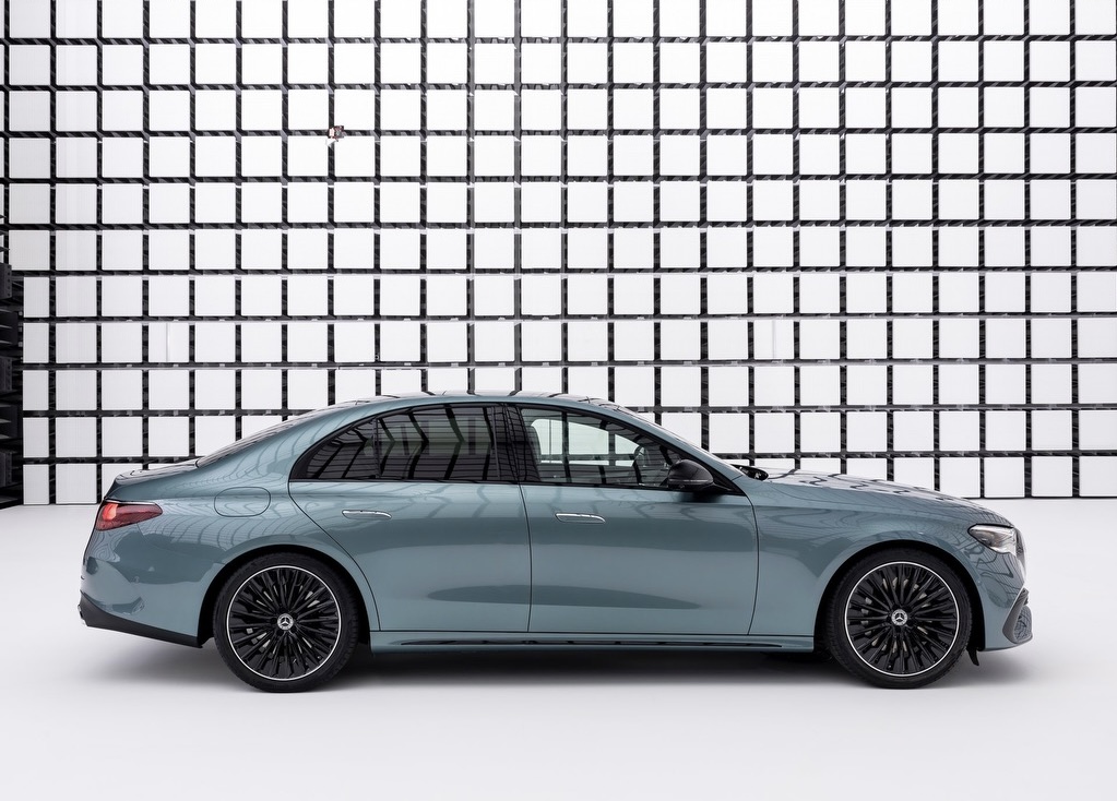 全新奔驰E级全球首发：轴距2961mm，科技感十足，尾灯褒贬不一