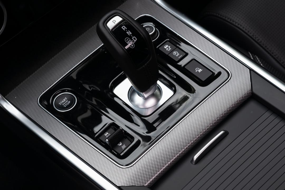 捷豹xel2024款曜黑运动版赛车绿,捷豹xel2.0t200psr-dynamics