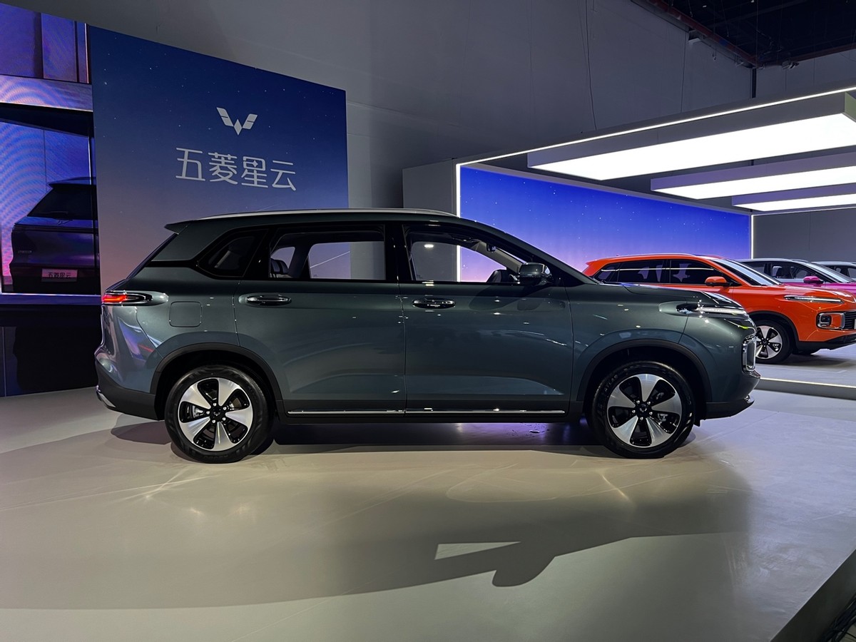 五菱星辰混动和星云,五菱星云混动版2024最新报价