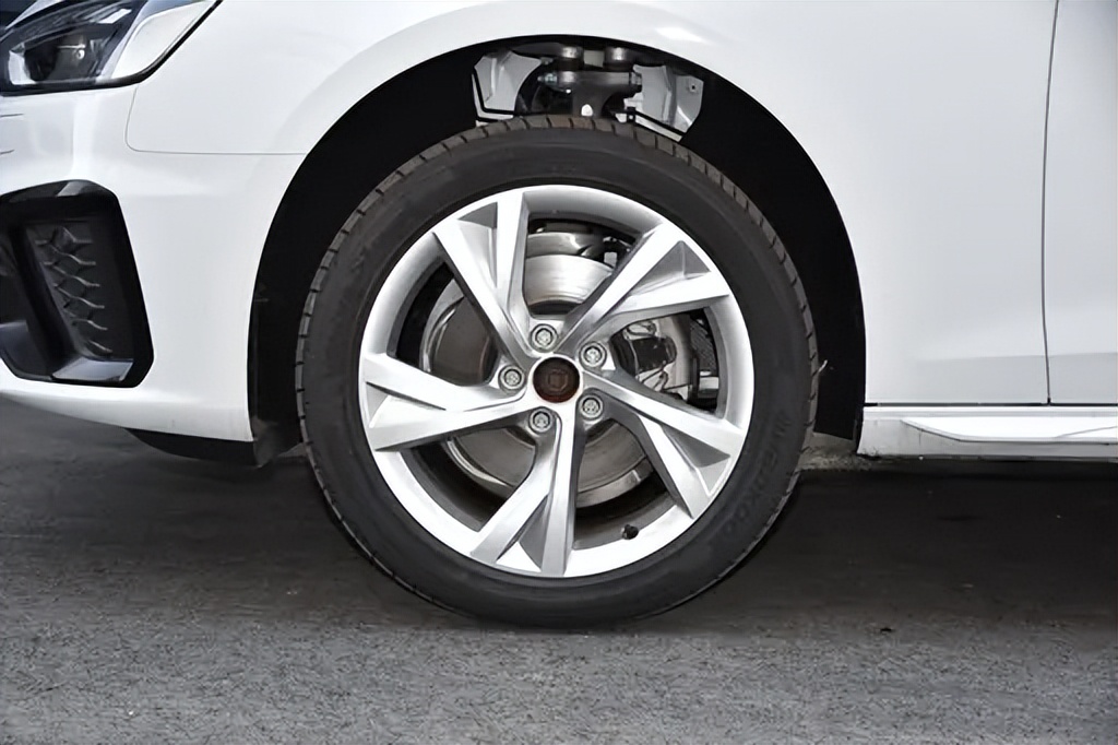 新款奥迪a4驾驶感受优点,2020款奥迪a4豪华动感用车感受