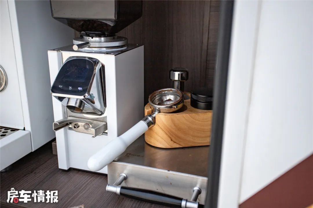 12万上汽跃进s100平头轻卡房车,跃进h300轻卡房车室内220v电源