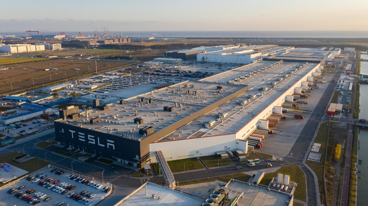 马斯克再降50%特斯拉价格 (马斯克一句话特斯拉狂跌逾百亿)