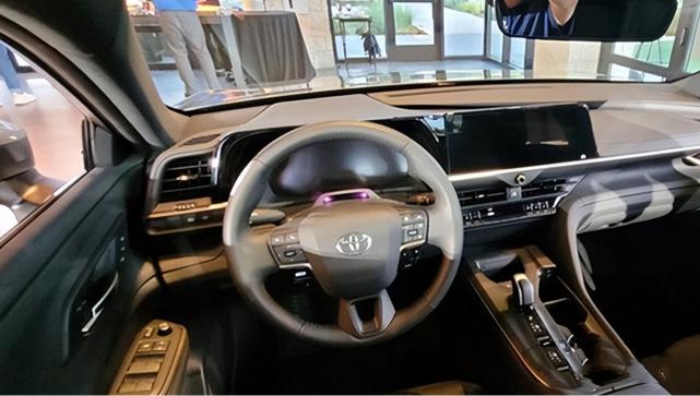 十一代雅阁和九代凯美瑞实图曝光，你更满意它俩谁的设计？