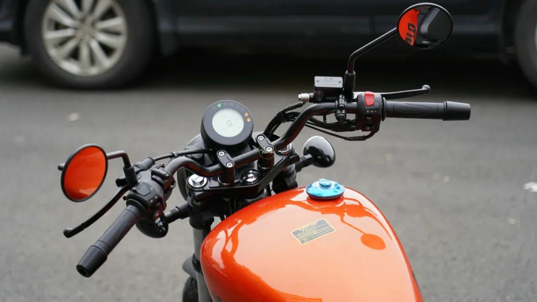 双通道ABS、气囊后减震，闪150到店实拍，1.3万值不值？