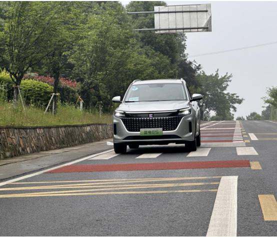 蓝电e5混动最低配评测,蓝电e5高速试驾评测