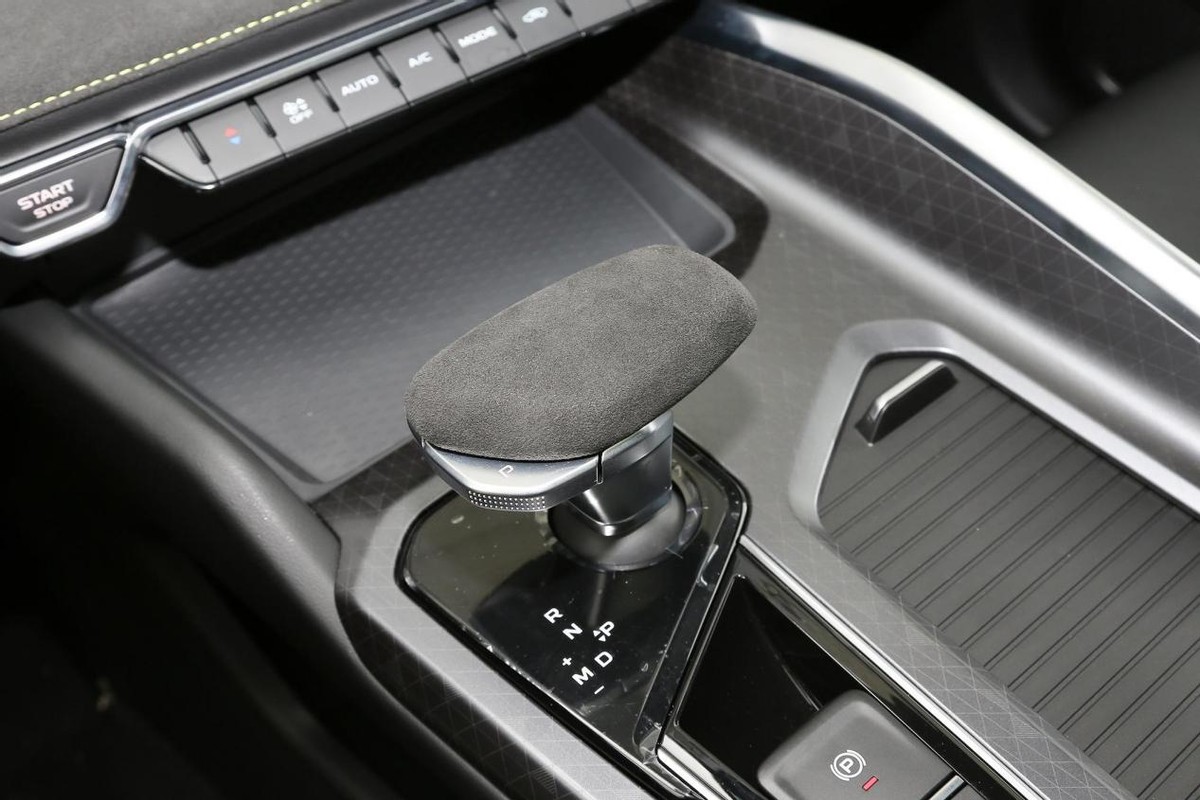 全新蒙迪欧预售15.98万起，B级定位+标配2.0T，哪些车有压力了？