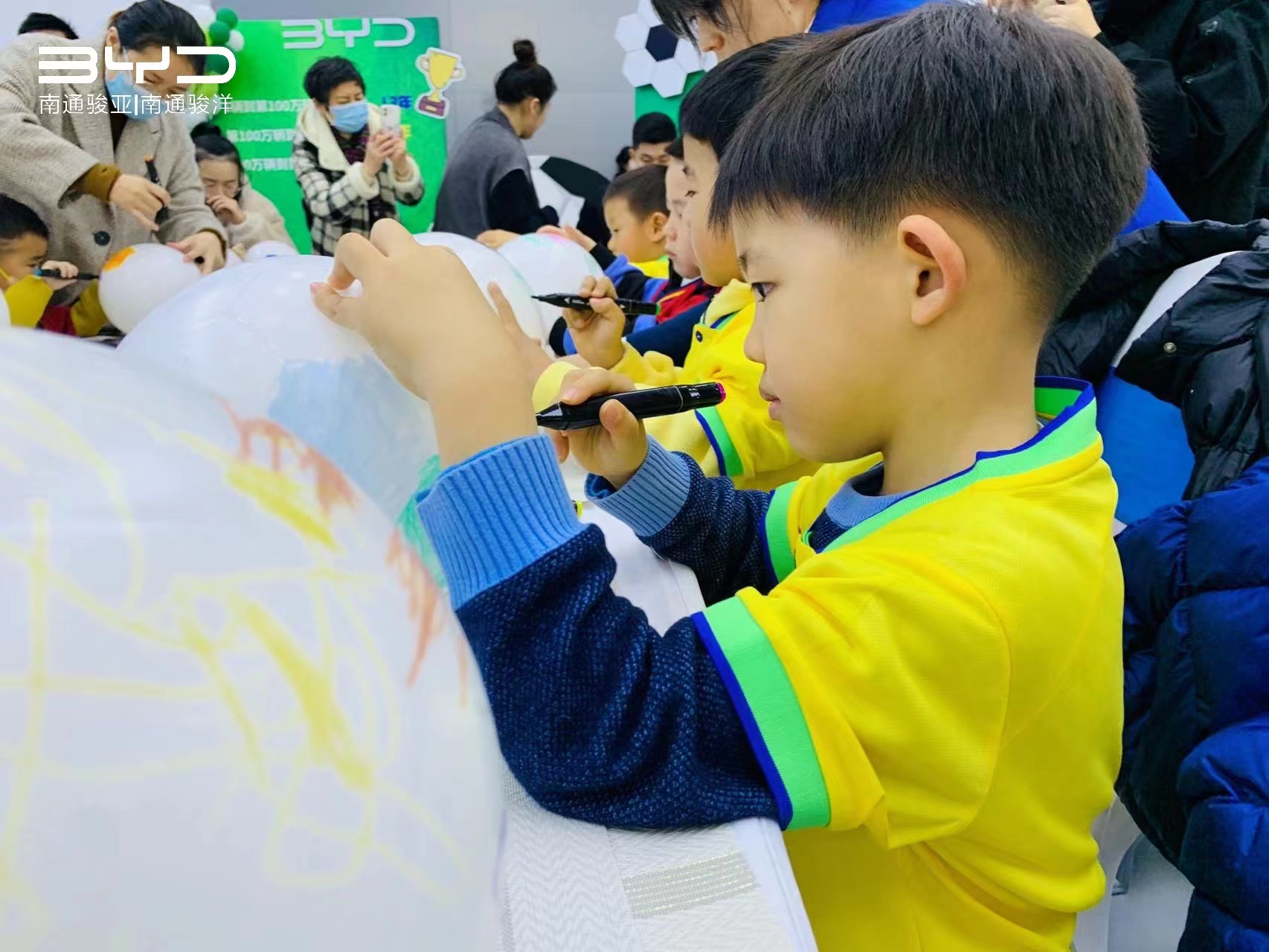 南通骏亚足*彩球**绘活动圆满结束