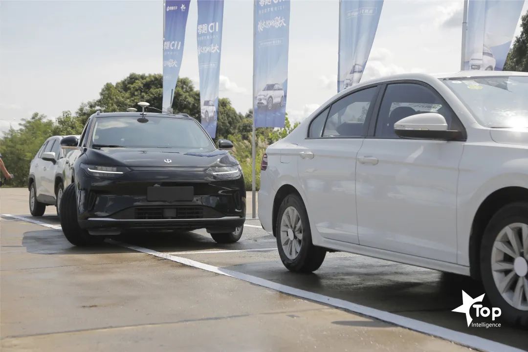 c11停车位,零跑c11沉浸式停车