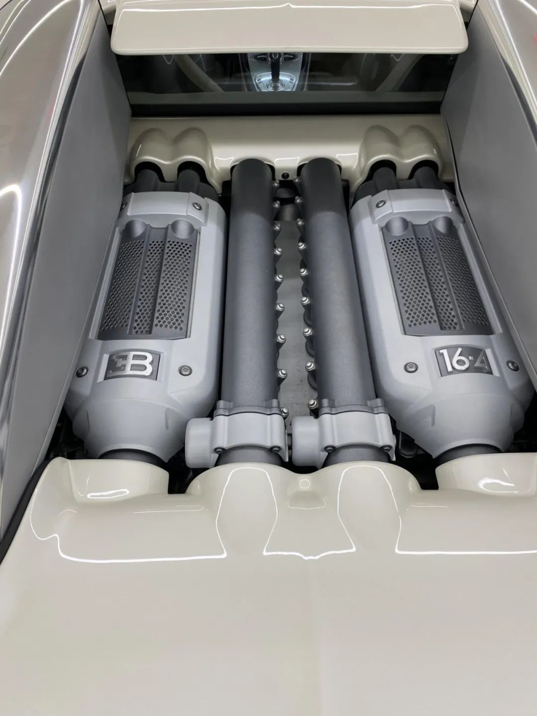 买车容易养车难，美国富豪网红甩卖2006年布加迪威龙16.4