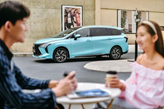 一台车两个人一起旅游的视频,一辆车一家人一起用