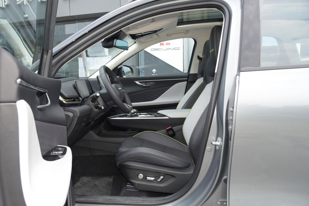 超跑同款技术，一公里6毛，体验北汽魔方。