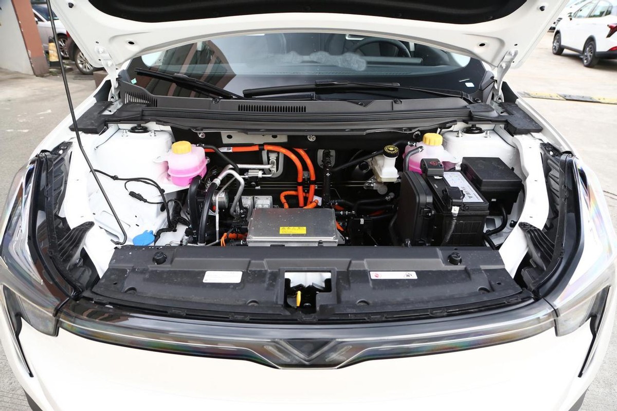 蔚小理的三电技术是自己研发的吗,哪吒新能源汽车什么操作系统