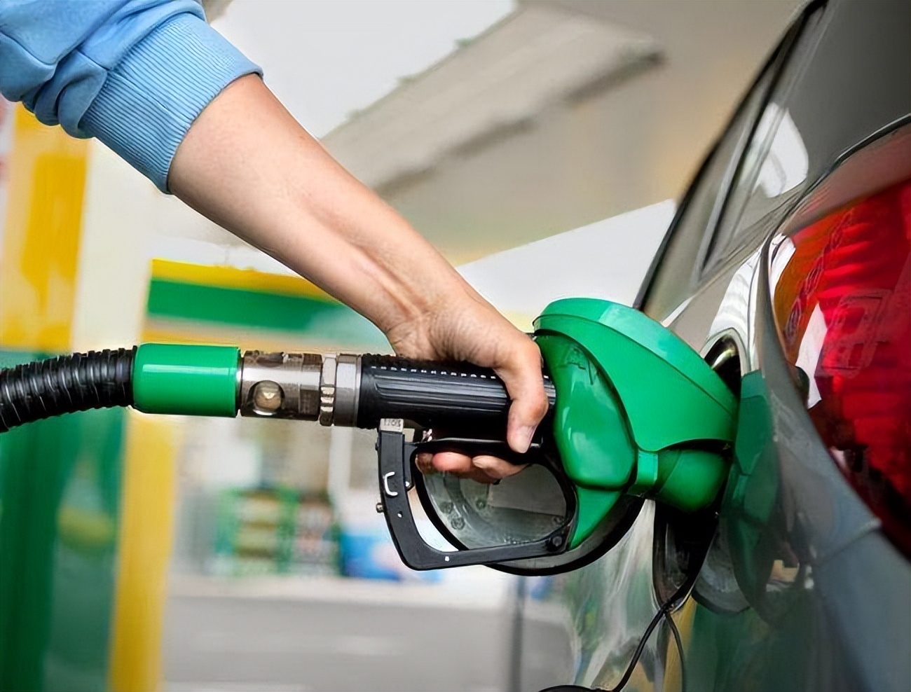 油价持续高涨混动车会停产吗,现在的油价买燃油车还是混动车好