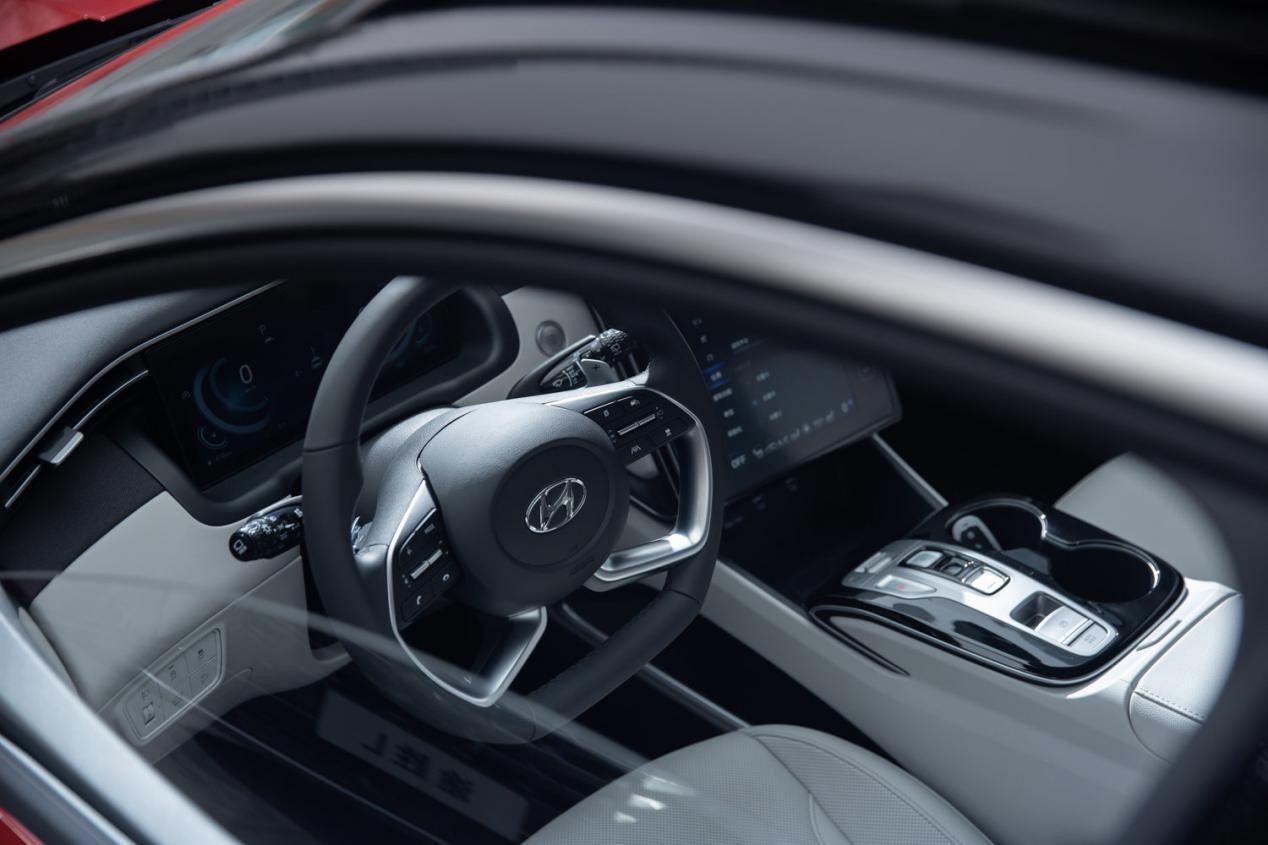 现代第五代途胜8at版,北京现代途胜第五代suv落地多少钱