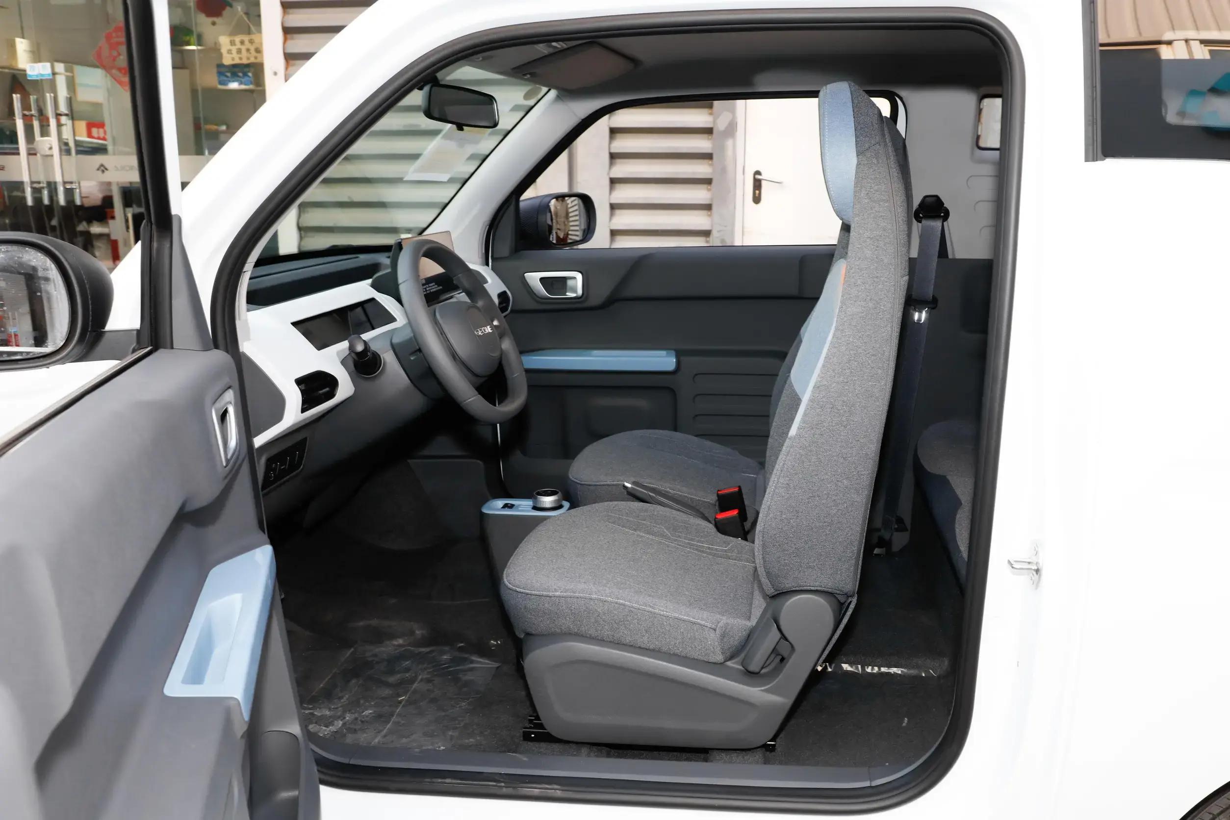 吉利熊猫和五菱宏光mini哪个大,吉利熊猫mini电动车价格