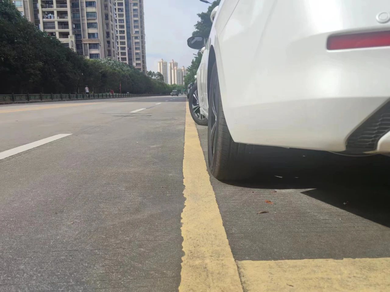 看不到车轮侧方位停车技巧现实版,侧方位停车不刮蹭前车车尾的技巧