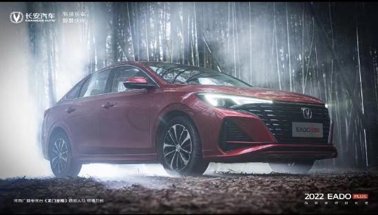 斑驳光影间，尽显卓尔不凡的形体英姿