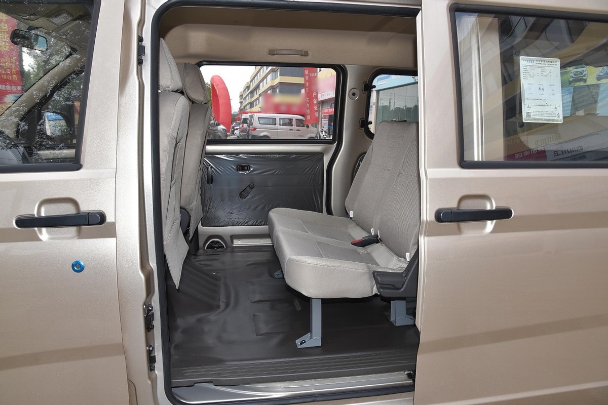 五菱荣光2023款标准型,2011款五菱荣光豪华版7座图片