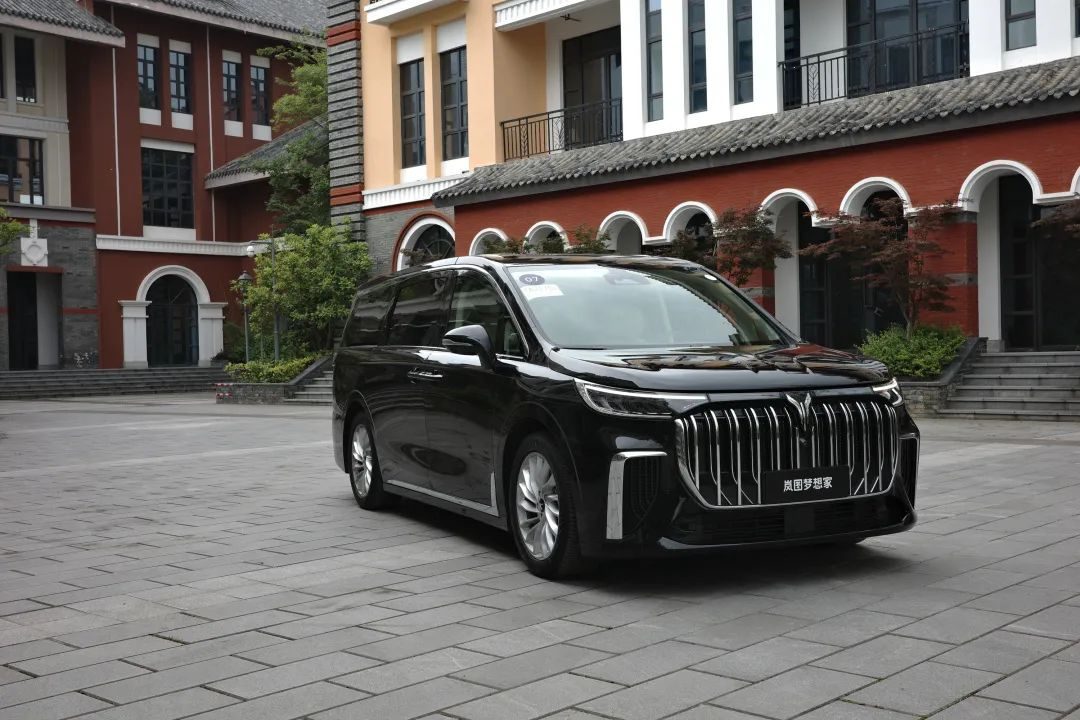 试驾东风岚图四驱电动版mpv,全新岚图梦想家mpv