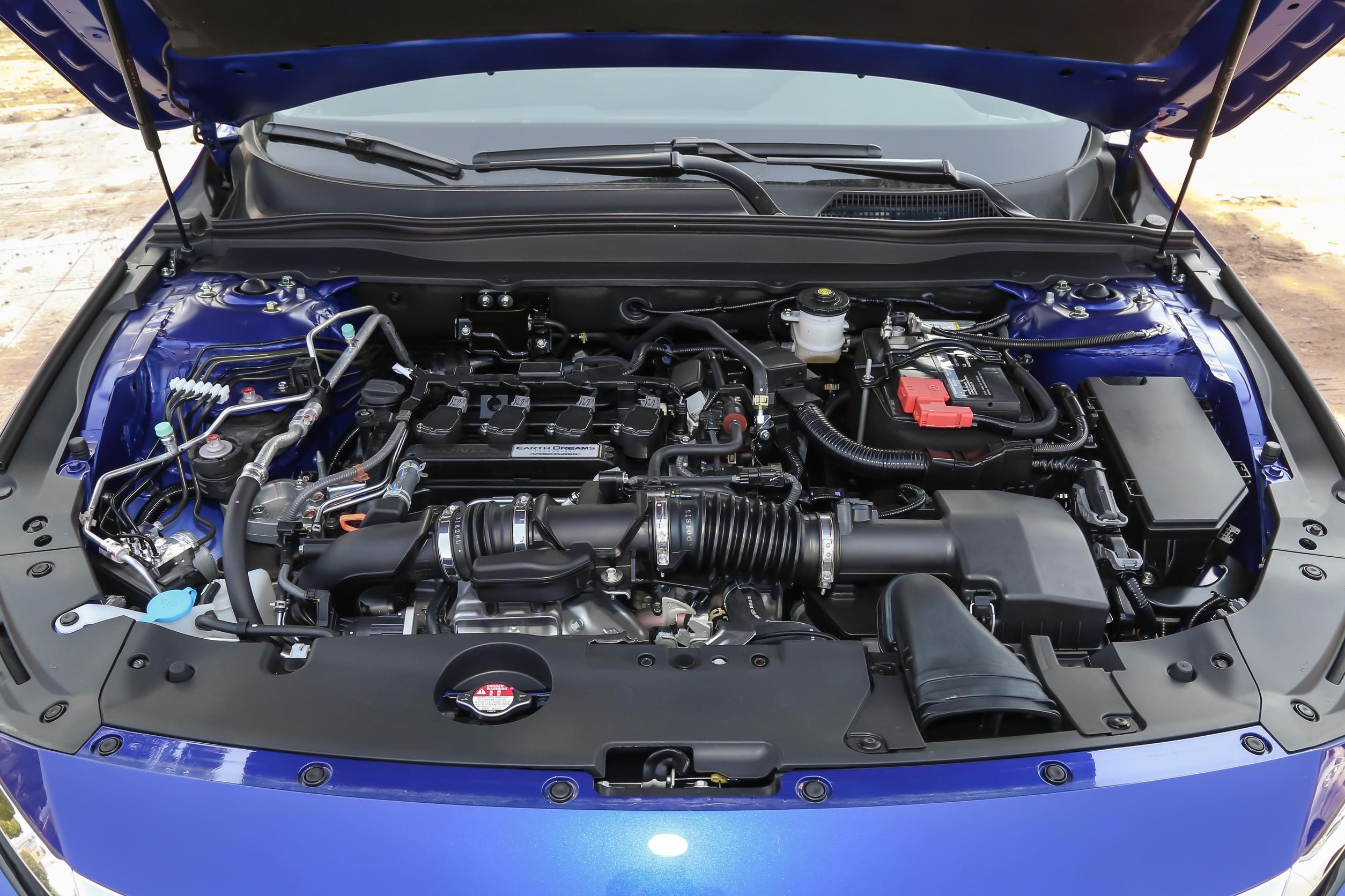 雅阁2022款260turbo豪华版内饰白色,本田雅阁2022款260TURBO舒适版