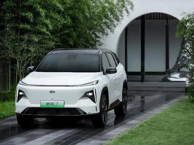 银河l7内部空间测评,银河l7引擎舱布局