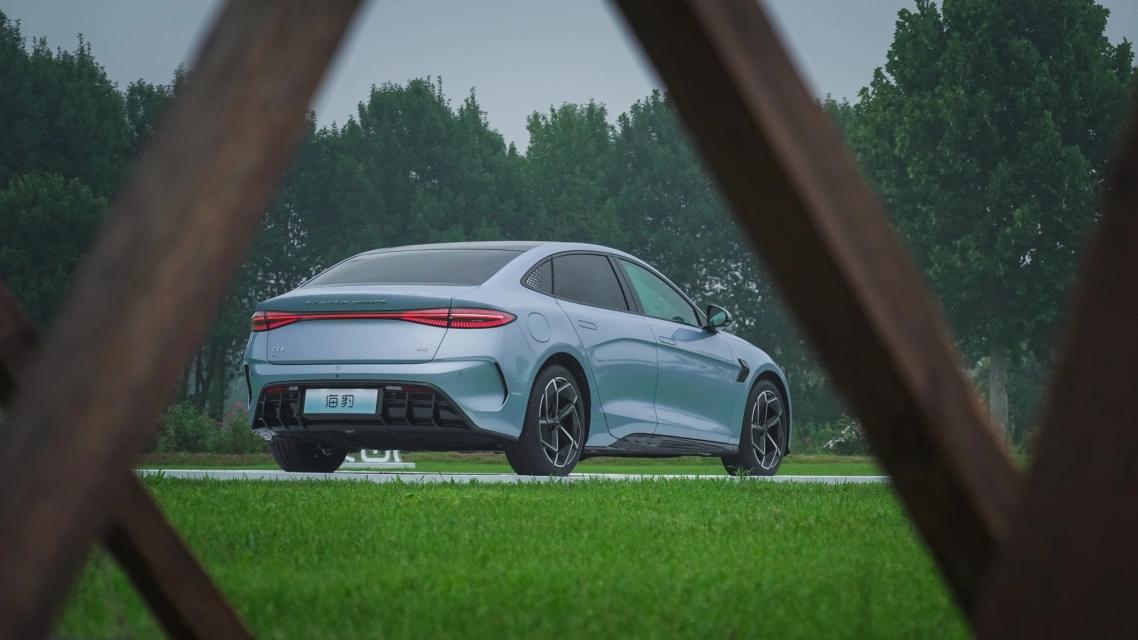比亚迪海豹技术上的革新,比亚迪推出海豹是在和谁竞争