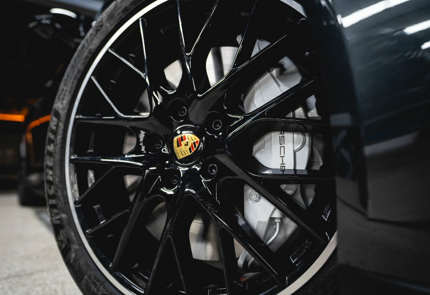 保时捷panamera加装排气 (保时捷panamera改白色刹车)